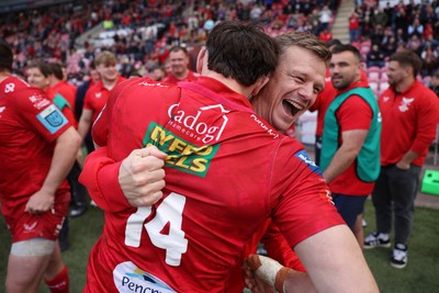 260425 - Scarlets v Leinster - United Rugby Championship - Tom Rogers of Scarlets and Head Coach Dwyane Peel celebrate the victory at full time