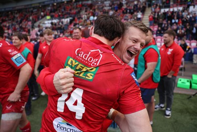 260425 - Scarlets v Leinster - United Rugby Championship - Tom Rogers of Scarlets and Head Coach Dwyane Peel celebrate the victory at full time
