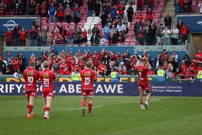 260425 - Scarlets v Leinster - United Rugby Championship - Scarlets thank the fans at full time