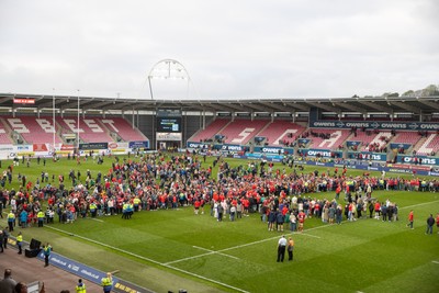260425 - Scarlets v Leinster - United Rugby Championship - Scarlets thank departing players whilst fans watch on the pitch
