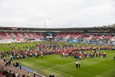 260425 - Scarlets v Leinster - United Rugby Championship - Scarlets thank departing players whilst fans watch on the pitch