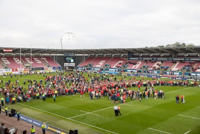 260425 - Scarlets v Leinster - United Rugby Championship - Scarlets thank departing players whilst fans watch on the pitch