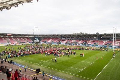 260425 - Scarlets v Leinster - United Rugby Championship - Scarlets thank departing players whilst fans watch on the pitch