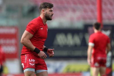 260425 - Scarlets v Leinster - United Rugby Championship - Johnny Williams of Scarlets warms up before kick off