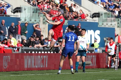 260425 - Scarlets v Leinster - United Rugby Championship - Tom Rogers of Scarlets rises above Jimmy O’Brien of Leinster 