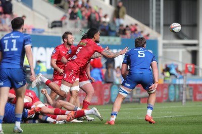 260425 - Scarlets v Leinster - United Rugby Championship - Vaea Fifita of Scarlets spins the ball away under pressure from Leinsters Brian Deeny