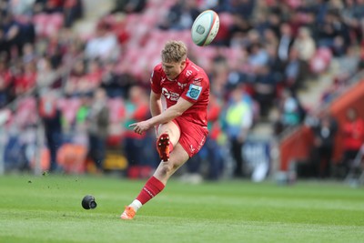260425 - Scarlets v Leinster - United Rugby Championship - Sam Costelow of Scarlets kicks for goal