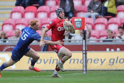 260425 - Scarlets v Leinster - United Rugby Championship - Tom Rogers of Scarlets crosses for a try