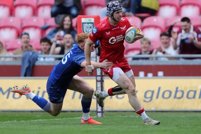 260425 - Scarlets v Leinster - United Rugby Championship - Tom Rogers of Scarlets crosses for a try