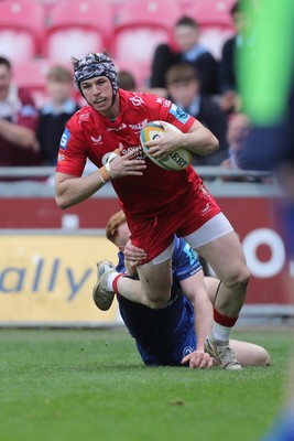 260425 - Scarlets v Leinster - United Rugby Championship - Tom Rogers of Scarlets crosses for a try