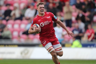 260425 - Scarlets v Leinster - United Rugby Championship - Taine Plumtree of Scarlets runs in to score a try