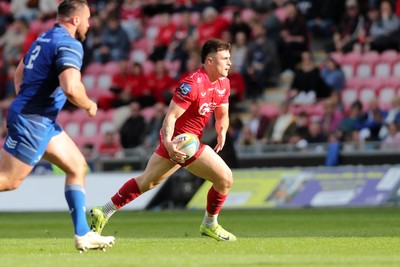 260425 - Scarlets v Leinster - United Rugby Championship - Joe Roberts of Scarlets attacks 