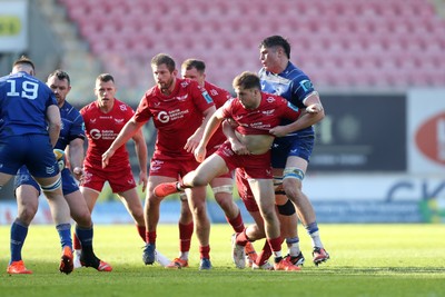 260425 - Scarlets v Leinster - United Rugby Championship - Ioan Lloyd of Scarlets is held up by Alex Soroka of Leinster 