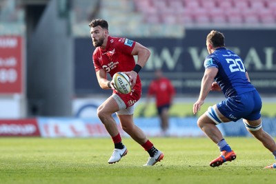 260425 - Scarlets v Leinster - United Rugby Championship - Johnny Williams of Scarlets runs past Scott Penny of Leinster 
