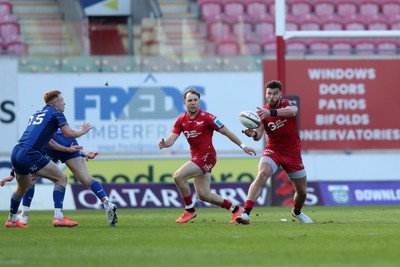 260425 - Scarlets v Leinster - United Rugby Championship - Johnny Williams of Scarlets throws out a long pass