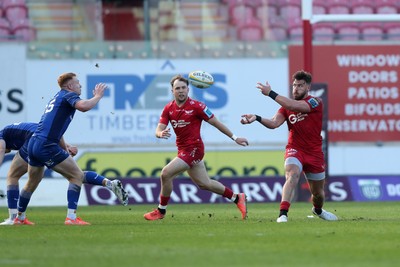 260425 - Scarlets v Leinster - United Rugby Championship - Johnny Williams of Scarlets throws out a long pass