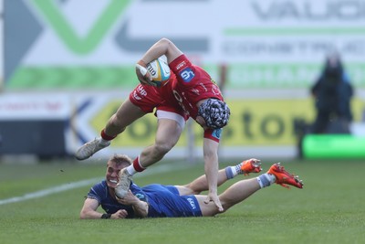260425 - Scarlets v Leinster - United Rugby Championship - Tom Rogers of Scarlets evades Fintan Gunne of Leinster 