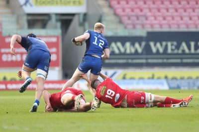 260425 - Scarlets v Leinster - United Rugby Championship - Jamie Osborne of Leinster evades a Jac Price of Scarlets tackle 