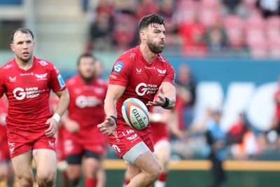 260425 - Scarlets v Leinster - United Rugby Championship - Johnny Williams of Scarlets off loads 