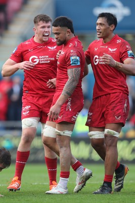260425 - Scarlets v Leinster - United Rugby Championship - Jac Price celebrates at the final whistle with Vaea Fifita  and Sam Lousi of Scarlets