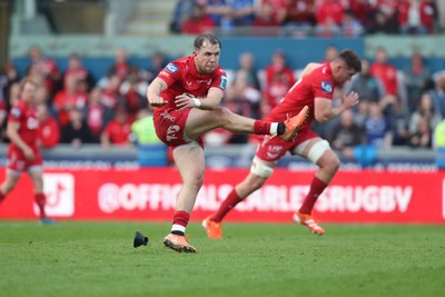 260425 - Scarlets v Leinster - United Rugby Championship - Ioan Lloyd of Scarlets kicks for goal 