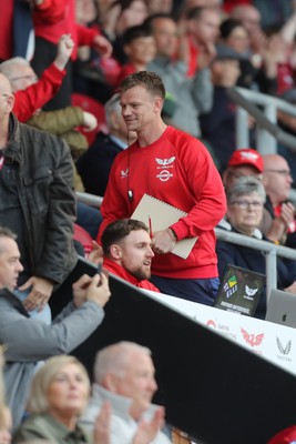 260425 - Scarlets v Leinster - United Rugby Championship - Scarlets Head Coach Dwayne Peel at the final whistle 