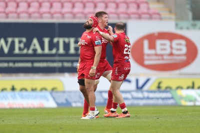 260425 - Scarlets v Leinster - United Rugby Championship - Scarlets Captain Josh Macleod and Jac Price at the final whistle 