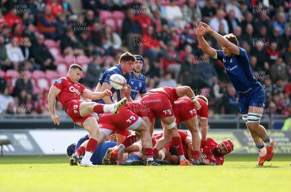 260425 - Scarlets v Leinster - United Rugby Championship - Gareth Davies of Scarlets 