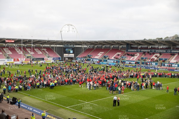 260425 - Scarlets v Leinster - United Rugby Championship - Scarlets thank departing players whilst fans watch on the pitch