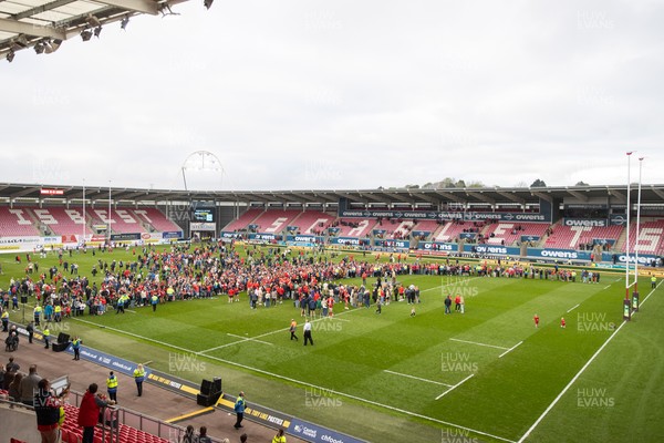 260425 - Scarlets v Leinster - United Rugby Championship - Scarlets thank departing players whilst fans watch on the pitch