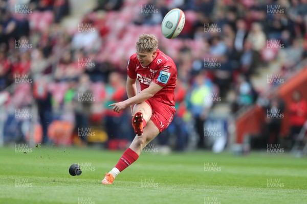 260425 - Scarlets v Leinster - United Rugby Championship - Sam Costelow of Scarlets kicks for goal