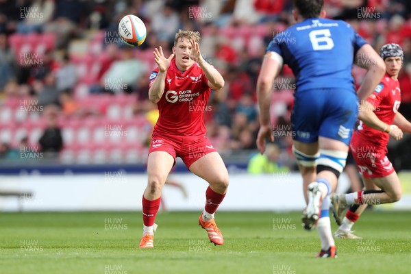 260425 - Scarlets v Leinster - United Rugby Championship - Sam Costelow  receives from Gareth Davies of Scarlets