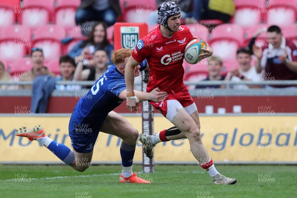 260425 - Scarlets v Leinster - United Rugby Championship - Tom Rogers of Scarlets crosses for a try