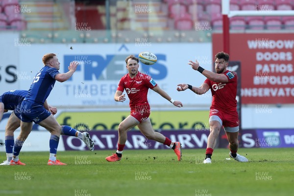 260425 - Scarlets v Leinster - United Rugby Championship - Johnny Williams of Scarlets throws out a long pass