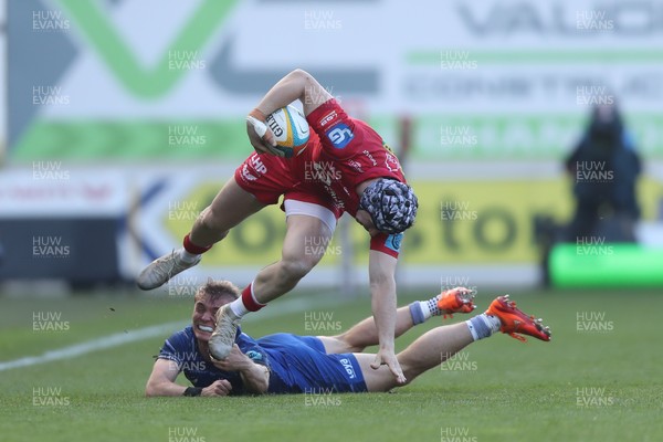 260425 - Scarlets v Leinster - United Rugby Championship - Tom Rogers of Scarlets evades Fintan Gunne of Leinster 