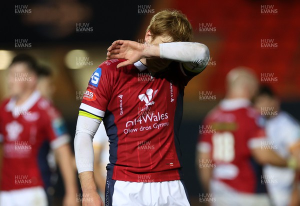 281022 - Scarlets v Leinster - BKT United Rugby Championship - Dejected Rhys Patchell of Scarlets 