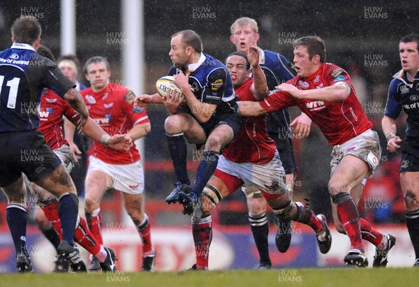 29.03.08 - Llanelli Scarlets v Leinster - Magners League - Leinster's Chris Whitaker takes high ball 