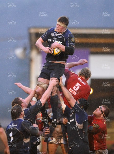 29.03.08 - Llanelli Scarlets v Leinster - Magners League - Leinster's Malcolm O'Kelly wins line-out ball 