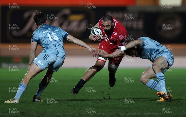 300121 - Scarlets v Leinster - Guinness PRO14 - Uzair Cassiem of Scarlets is tackled by Max O�Reilly and Dave Kearney of Leinster