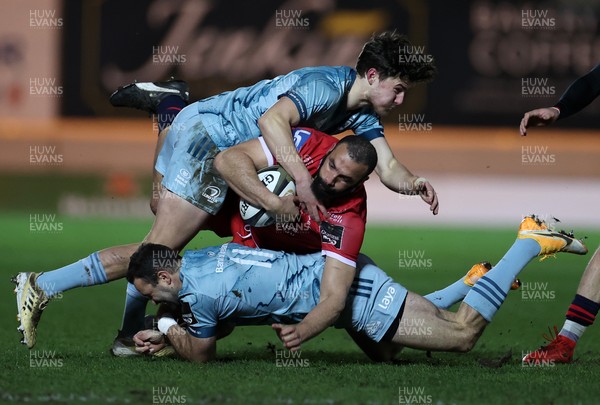 300121 - Scarlets v Leinster - Guinness PRO14 - Uzair Cassiem of Scarlets is tackled by Max O�Reilly and Dave Kearney of Leinster