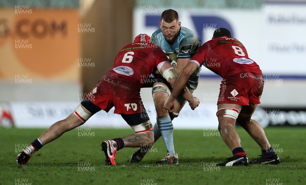 300121 - Scarlets v Leinster - Guinness PRO14 - Ross Molony of Leinster is tackled by Blade Thomson and Uzair Cassiem of Scarlets