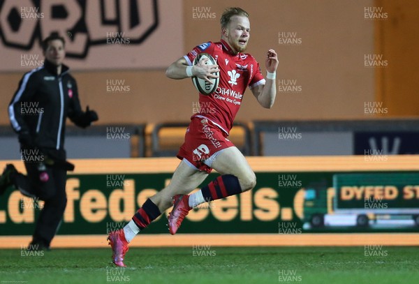 300121 - Scarlets v Leinster, Guinness PRO14 - Will Homer of Scarlets races in to score try