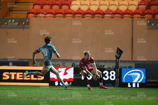 300121 - Scarlets v Leinster, Guinness PRO14 - Will Homer of Scarlets races in to score try