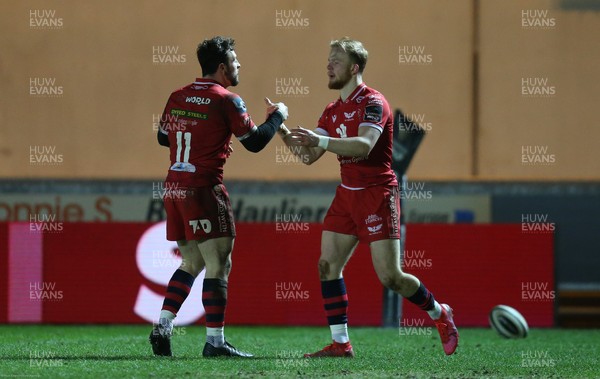 300121 - Scarlets v Leinster, Guinness PRO14 - Will Homer of Scarlets in congratulated by Ryan Conbeer of Scarlets after scoring try