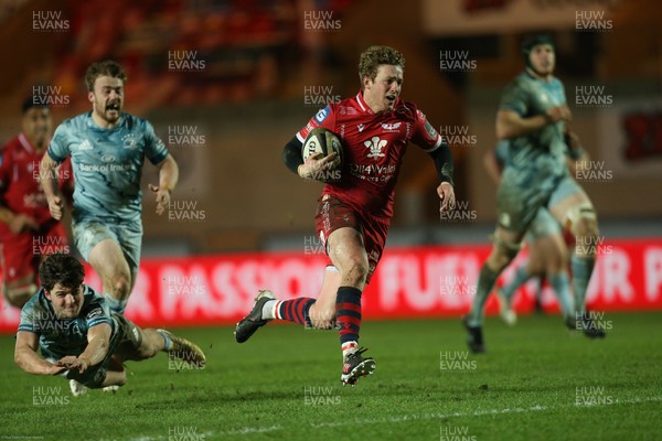 300121 - Scarlets v Leinster, Guinness PRO14 - Angus O’Brien of Scarlets races in to score try