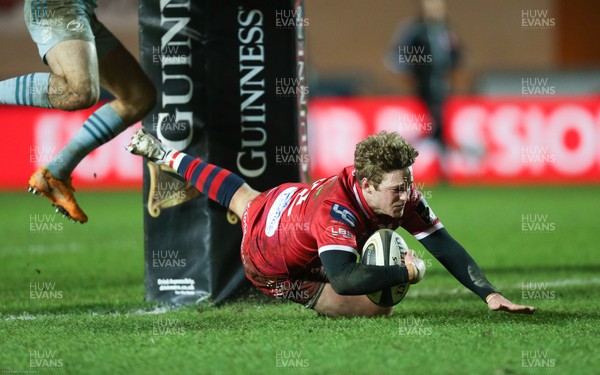 300121 - Scarlets v Leinster, Guinness PRO14 - Angus O’Brien of Scarlets races in to score try