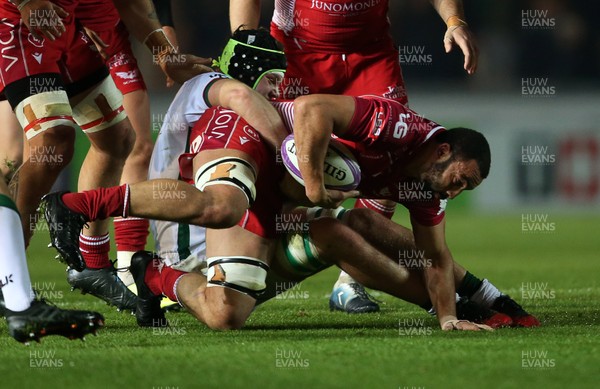 161119 - Scarlets v London Irish - European Rugby Challenge Cup - Uzair Cassiem of Scarlets is tackled by Ben Donnell of London Irish