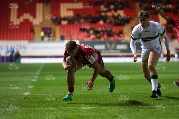 161119 - Scarlets v London Irish - European Rugby Challenge Cup - Corey Baldwin of Scarlets scores a try