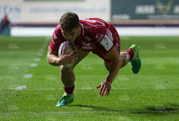 161119 - Scarlets v London Irish - European Rugby Challenge Cup - Corey Baldwin of Scarlets scores a try