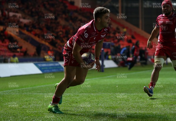 161119 - Scarlets v London Irish - European Rugby Challenge Cup - Corey Baldwin of Scarlets celebrates scoring a try with team mates